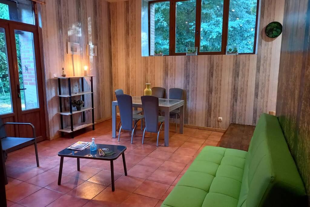 Suite Dans Le Jardin Du Chateau Agonges Exterior photo
