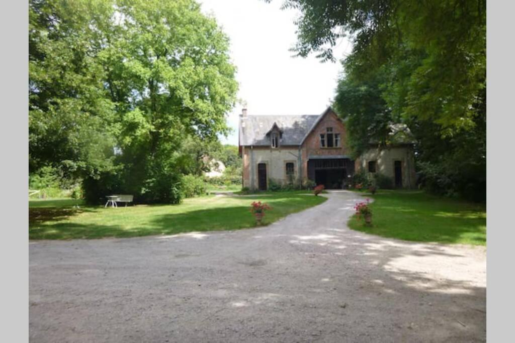 Suite Dans Le Jardin Du Chateau Agonges Exterior photo